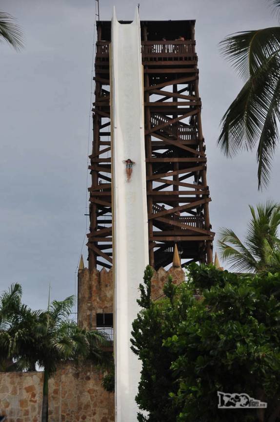A bebel enfrenta sem medo o Insano, o mais alto escorregador do Beach Park, em Fortaleza, capital do Ceará